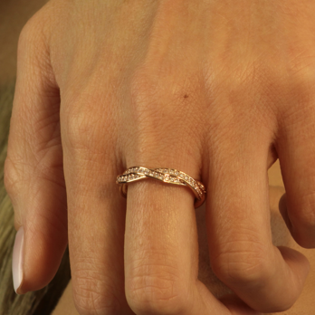 Bague Lignes Enlacées et Scintillantes doré à l'or Rose - Oxyde de Zirconium - Face portée